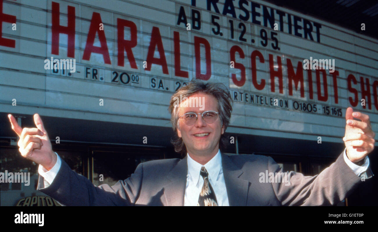 Harald Schmidt vor dem Capitol Kino in Köln, in dem seine Show präsentiet wird, Deutschland 1990er Jahre. Harald Schmidt in front of the Caitol cinema at Cologne, where his late night show was produced, Germany 1990s. Stock Photo