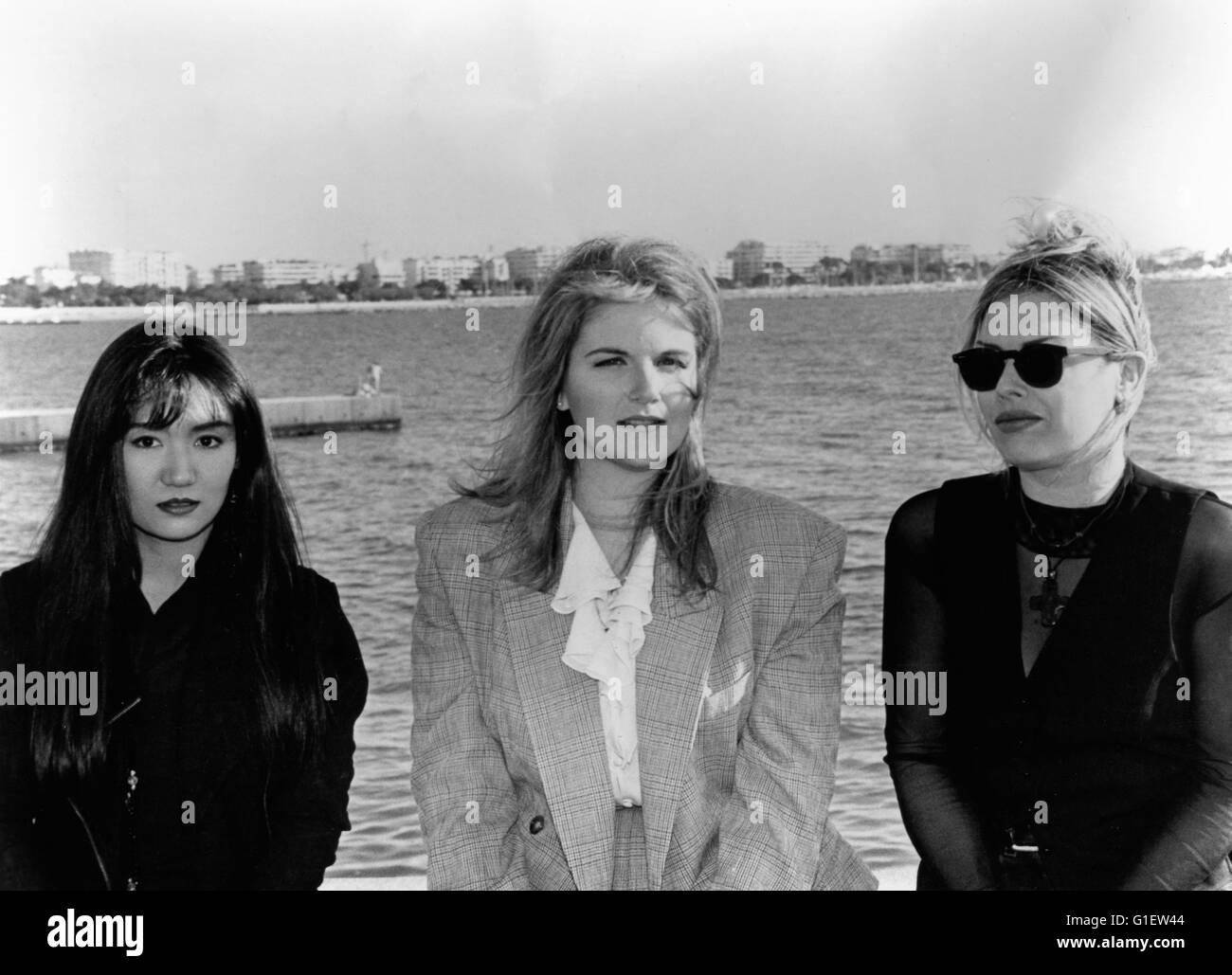 Die britische Popsängerin Kim Wilde (Mitte) mit Mari Hamada (links) und Trisha Yearwood, 1990er Jahre. British pop singer Kim Wilde (center) with Mari Hamada (left) and Trisha Yearwood, 1990s. Stock Photo
