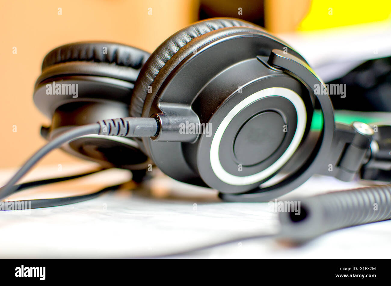 professional monitor dj headphones over ear jack audio connector plug