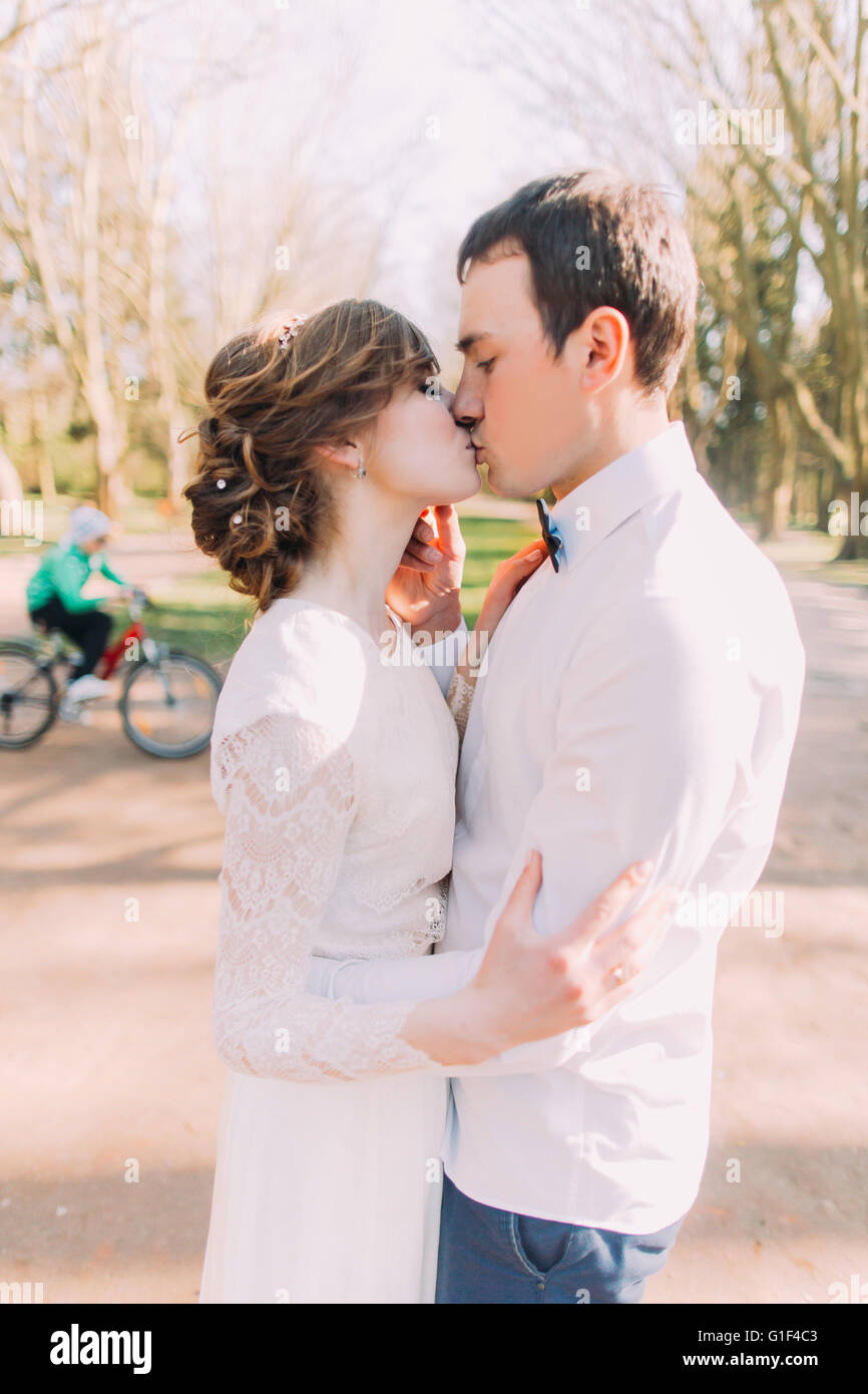 Bride groom kissing in park hi-res stock photography and images - Alamy
