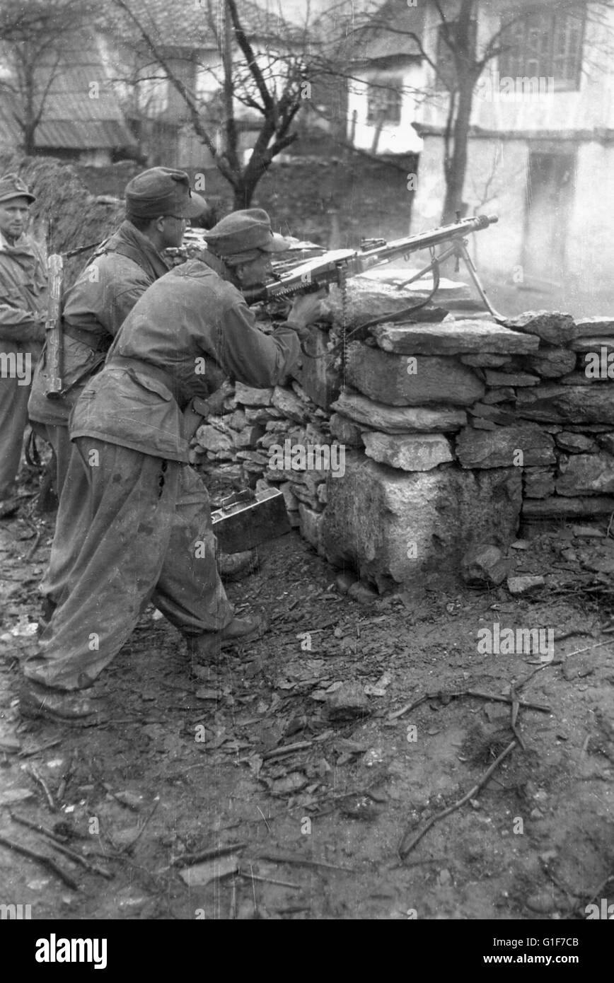 German Mountain Troops fire their MG42 machine Gun in Yugoslavia 1944 Stock Photo