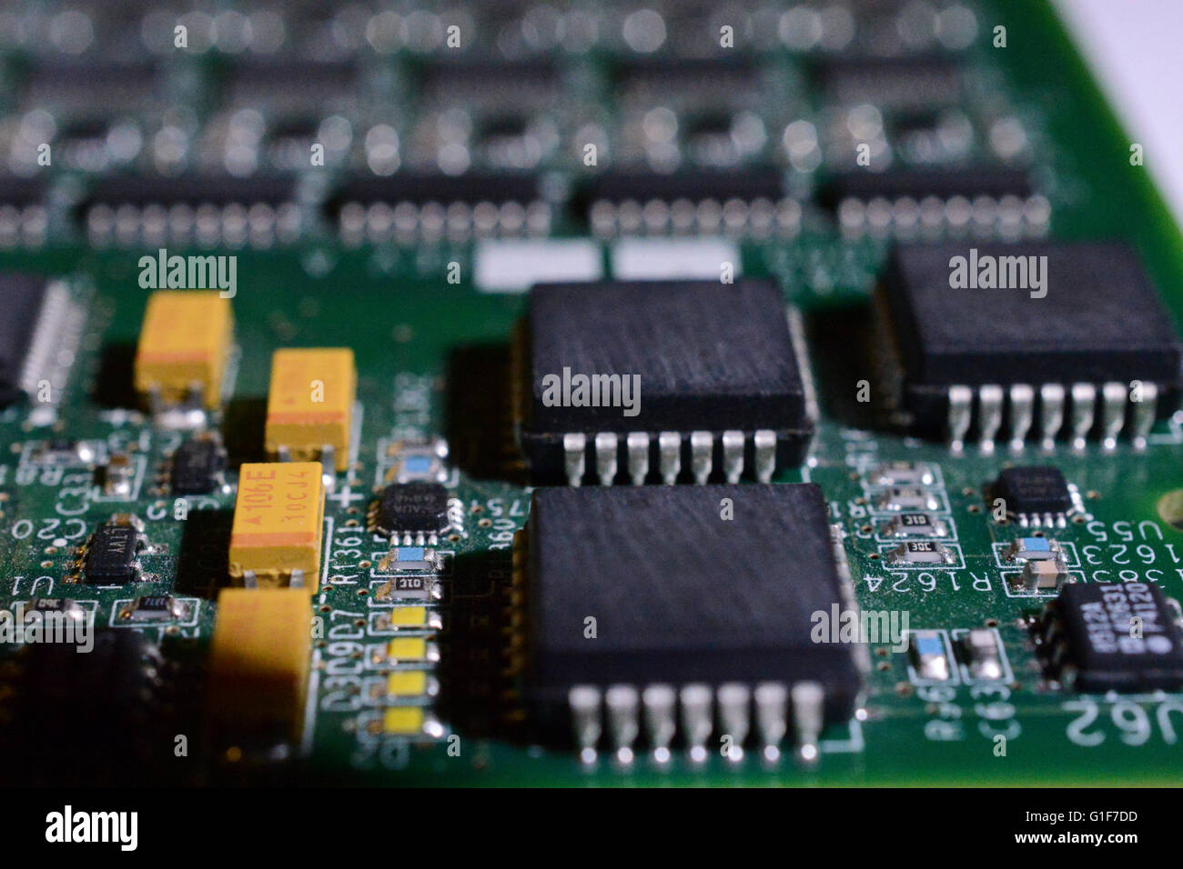 Процессор и память. Кремниевые микросхемы. Микросхемы кэш. Кэш память материнской платы. Цифровые микросхемы.