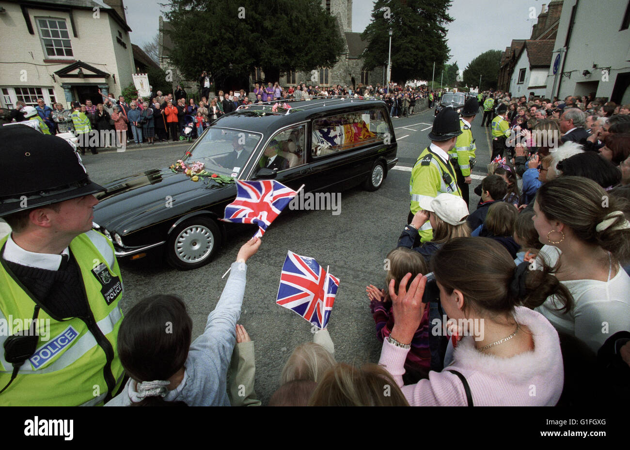Funeral of HM the Queen Mother who died at 101 years of age of 30 March 2002. The funeral took place on 9 April 2002. Seen here passing through Datchet in the Royal Borough of Windsor and Maidenhead in Berkshire, en route to Windsor Castle .NEW scans made in 2016 Stock Photo