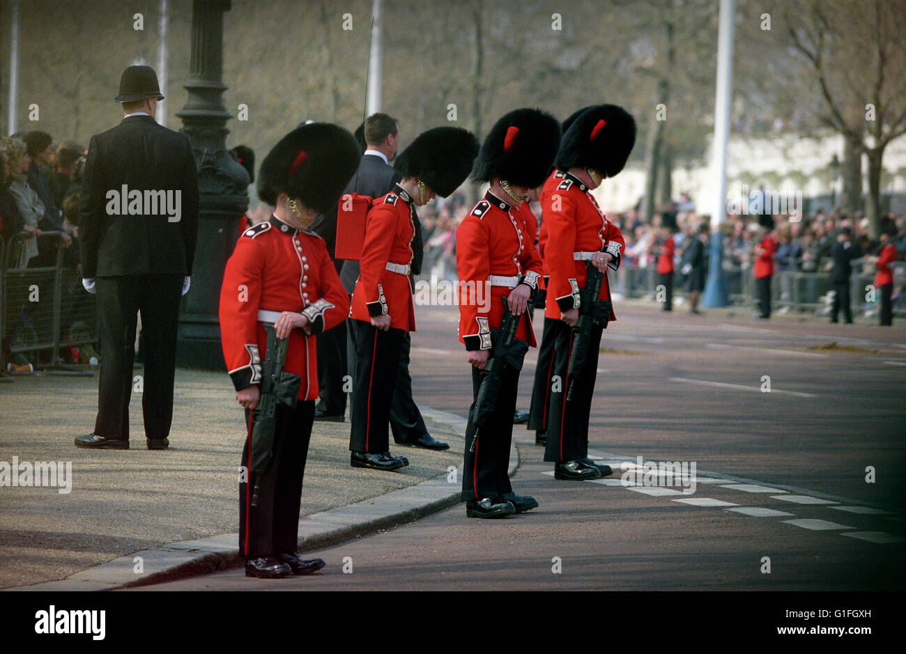 Funeral of HM the Queen Mother who died at 101 years of age of 30 March 2002. The funeral took place on 9 April 2002. Guard of honour lower their heads in respect before the  funeral cortège passed by. NEW scans Stock Photo