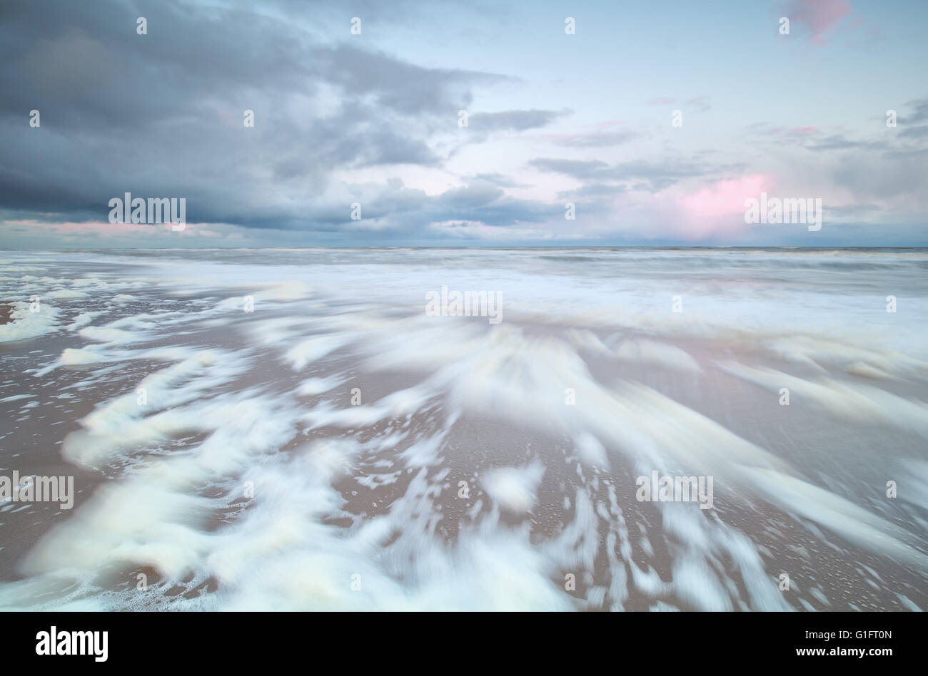 Blurred waves and water hi-res stock photography and images - Alamy