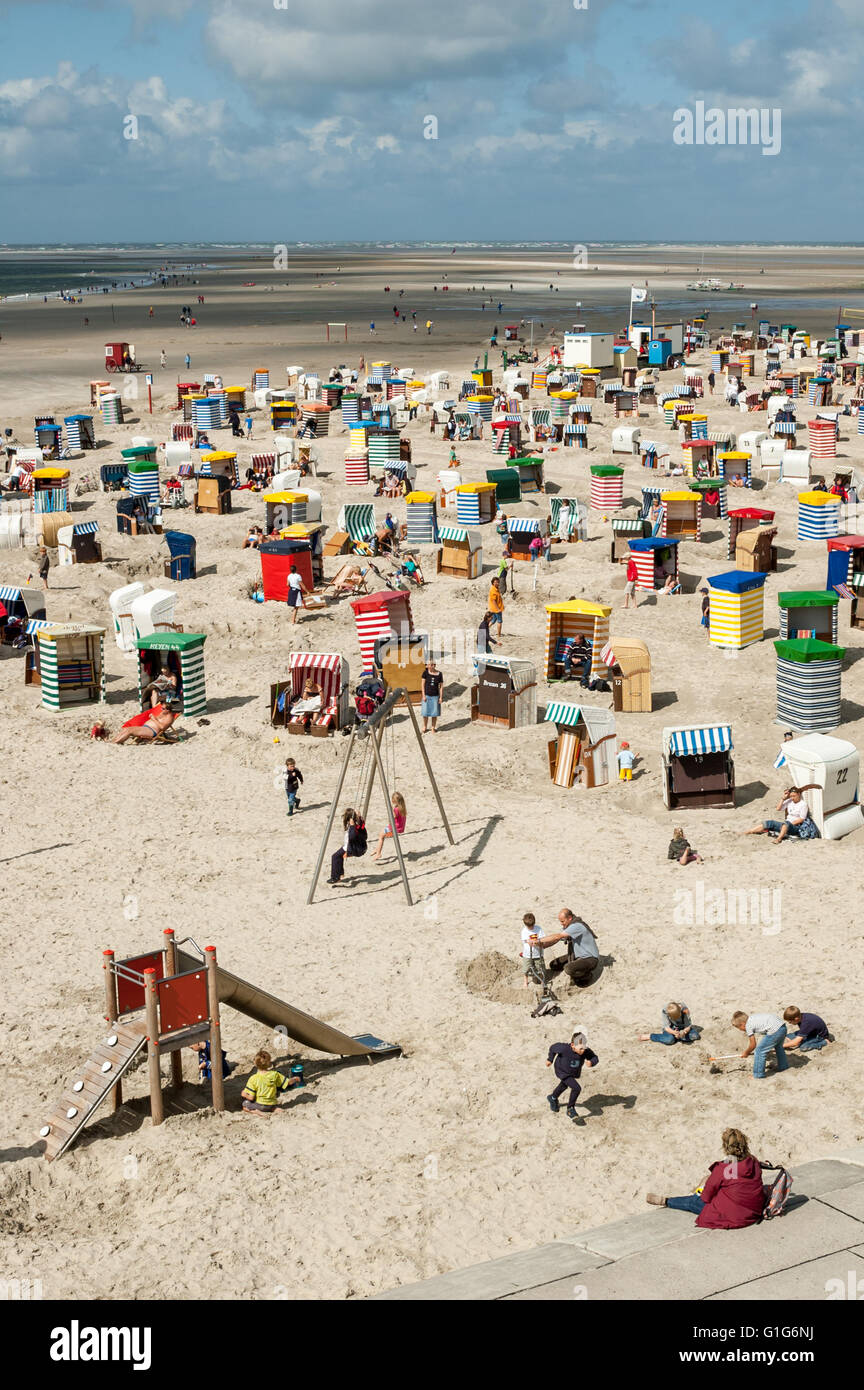 people-enjoying-sun-on-north-beach-on-the-east-frisian-island-borkum