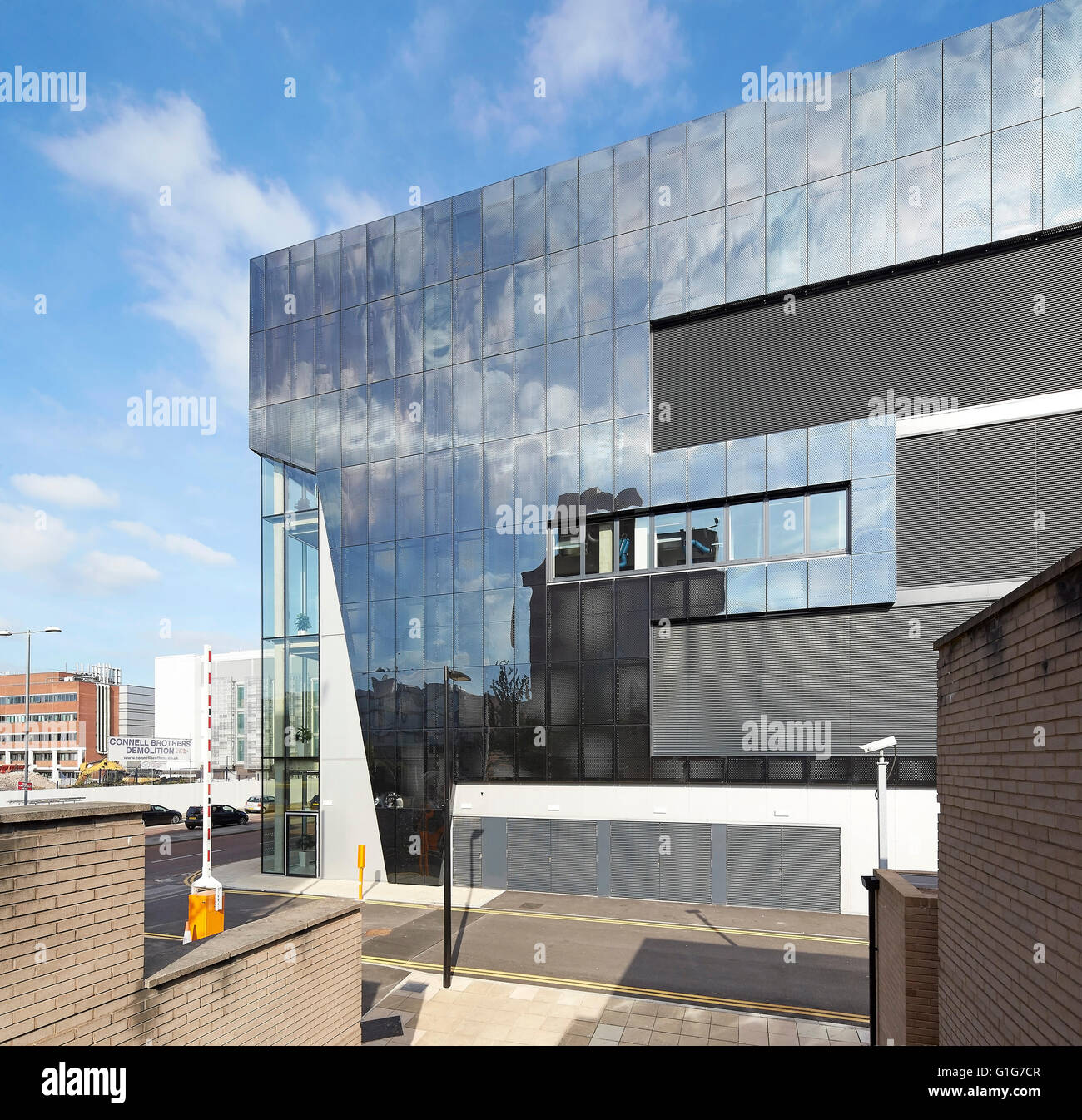 Side elevation of reflective facade. Graphene Institute, University of Manchester, Manchester, United Kingdom. Architect: Jestico + Whiles, 2015. Stock Photo