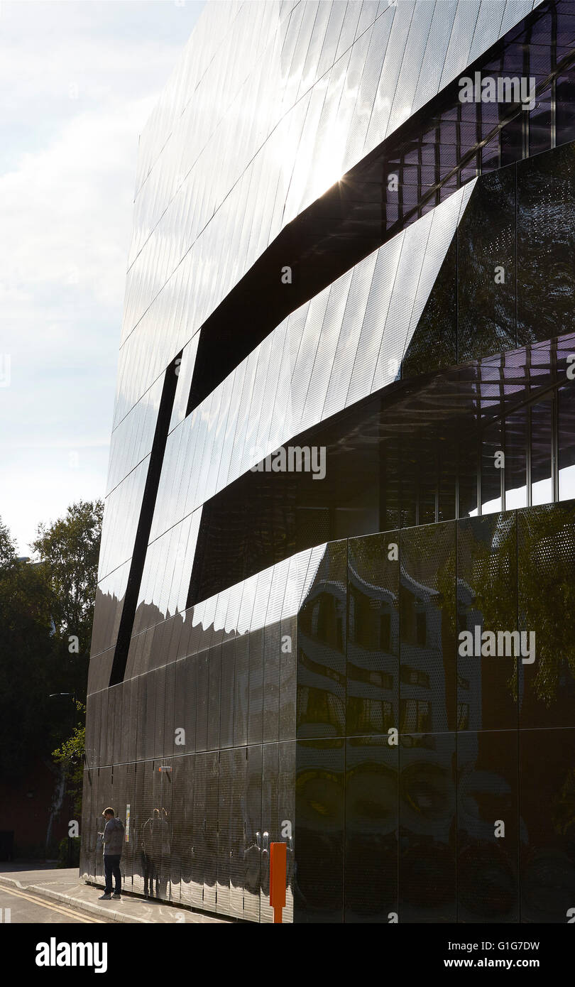 Detail of angular reflective facade. Graphene Institute, University of Manchester, Manchester, United Kingdom. Architect: Jestico + Whiles, 2015. Stock Photo