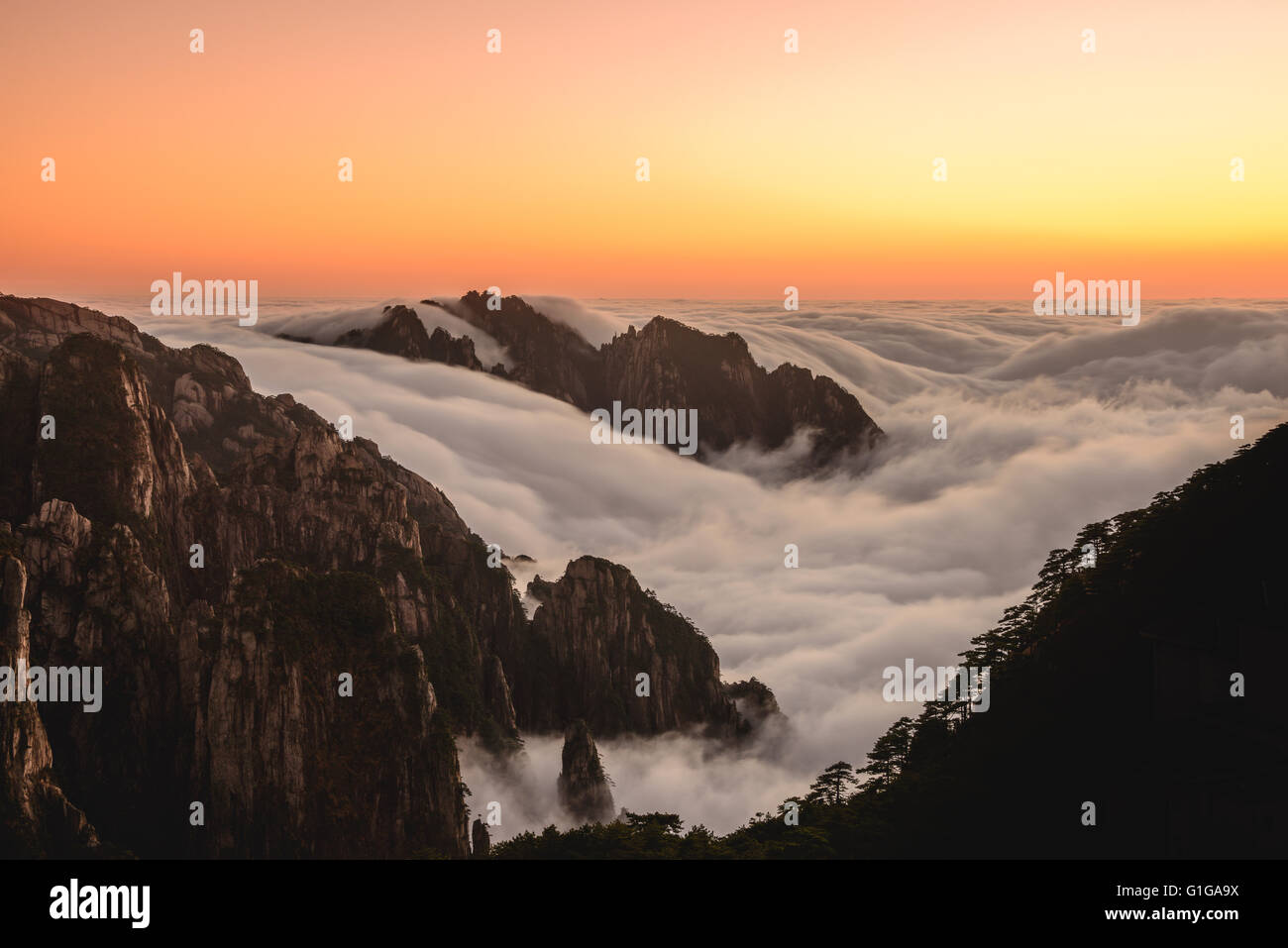 Epic sunset looking out west from the summit of Huangshan mountain Stock Photo