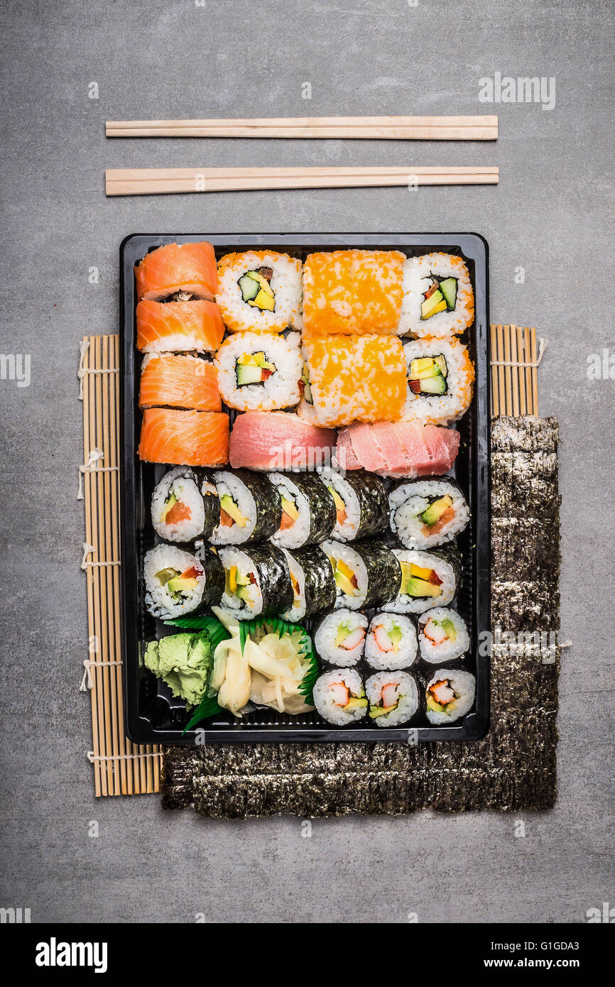 mens enclosed toe sandals