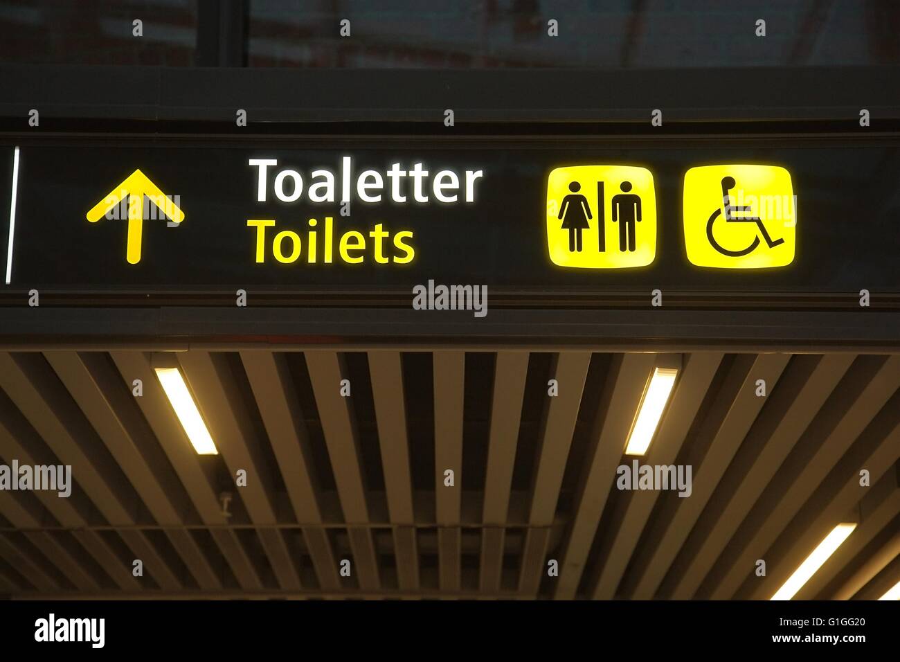 Toilet sign with arrow Stock Photo
