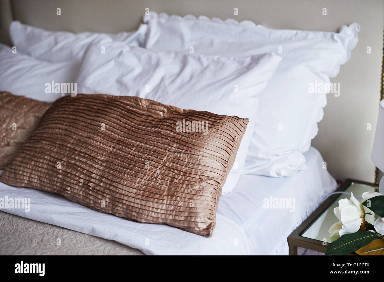 Decorative pillows bed fotografías e imágenes de alta resolución - Alamy