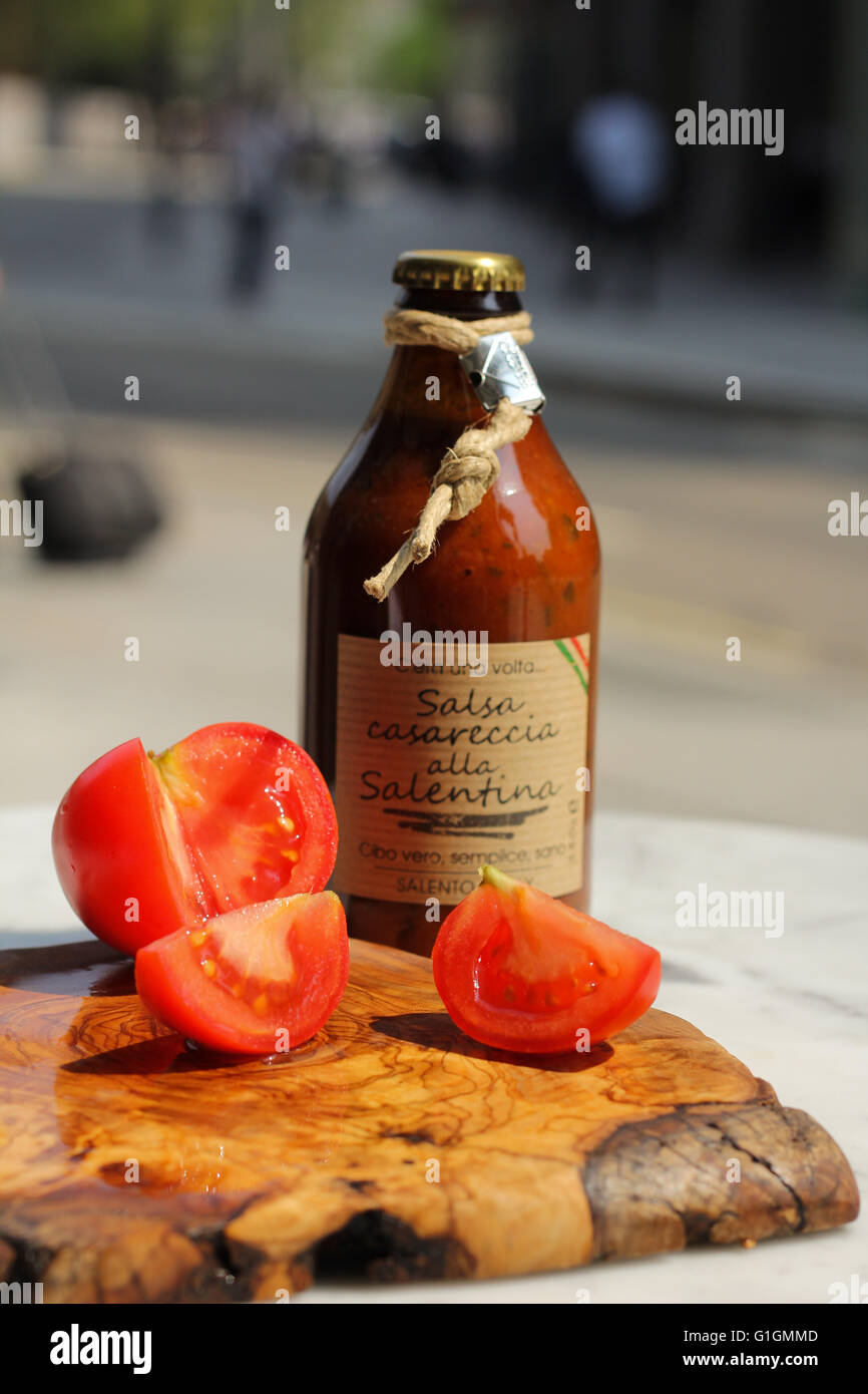Spaghetti tomato chopped hires stock photography and images Alamy