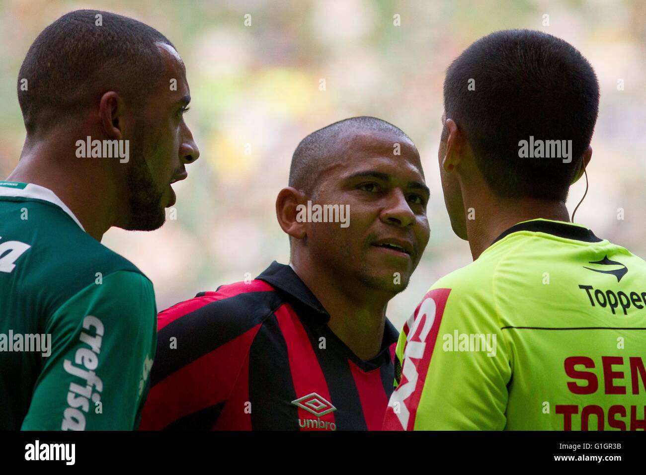 SAO PAULO, Brazil - 14/05/2016: PALM X ATHLETIC PR - Vitor Hugo and Walter talk to the referee during the match between Palmeiras vs Atletico PR, valid for Brasileir?o 2016 held at Allianz Park. (Photo: Marco Galv?o / FotoArena) Stock Photo