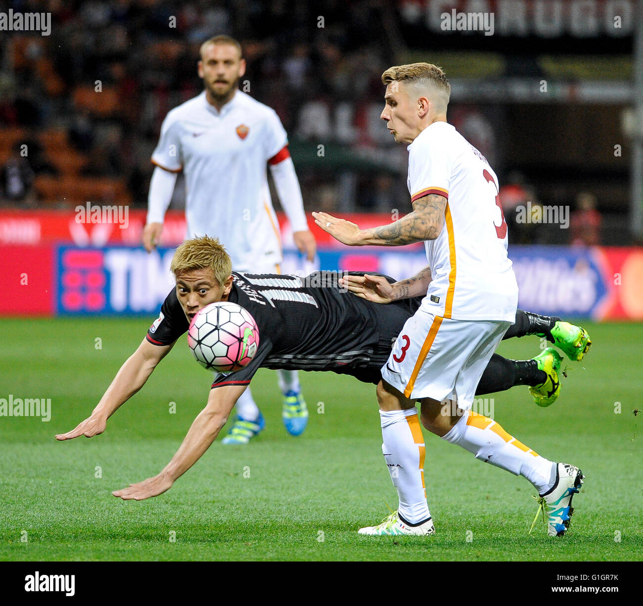 Milan, Italy. 14 may, 2016: Keisuke Honda (left) and Lucas Digne compete for the ball during the Serie A football match between AC Milan and AS Roma. Credit:  Nicolò Campo/Alamy Live News Stock Photo