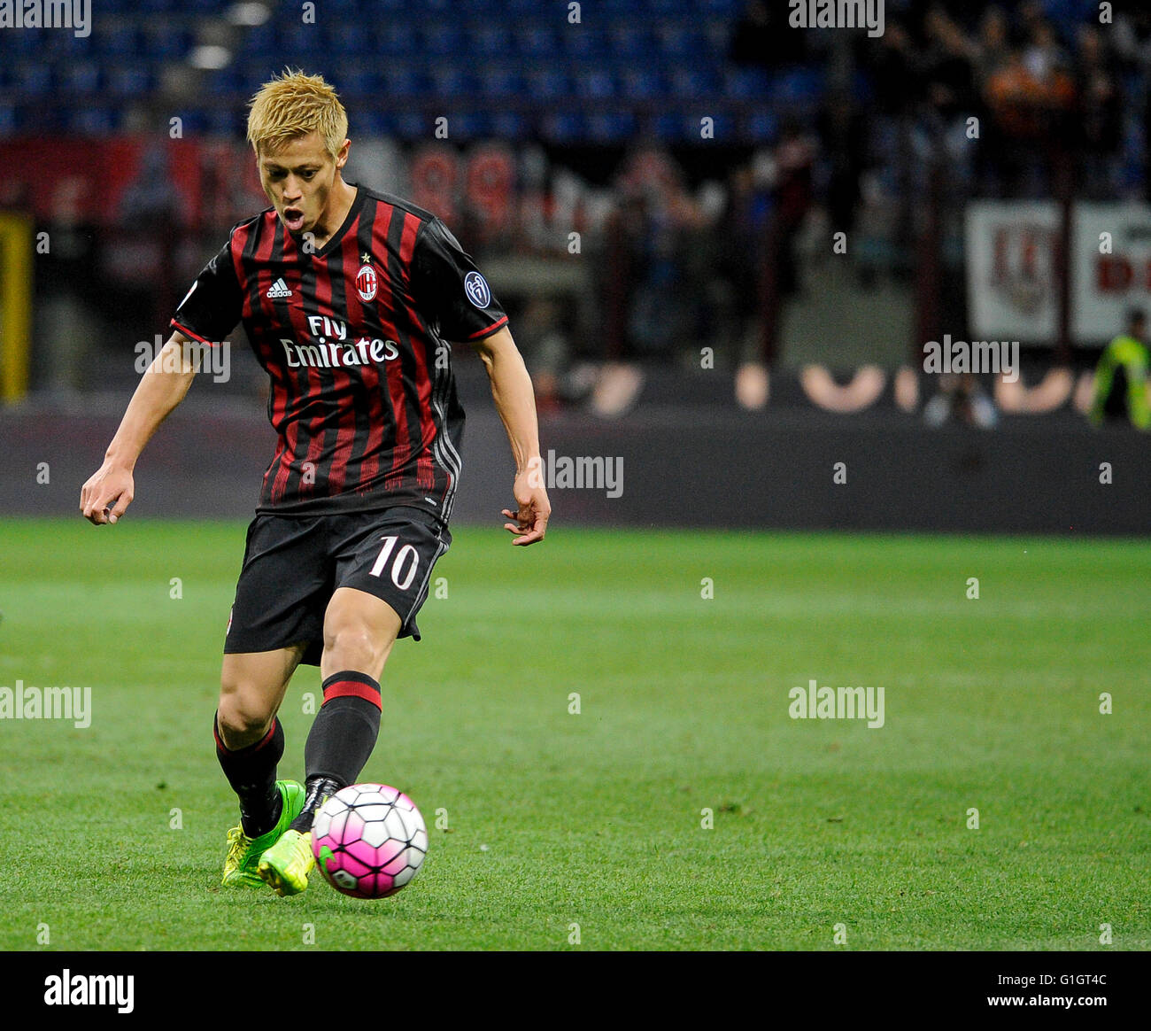 Milan, Italy. 14 may, 2016: Keisuke Honda in action during the Serie A footbll match between AC Milan and AS Roma. Credit:  Nicolò Campo/Alamy Live News Stock Photo