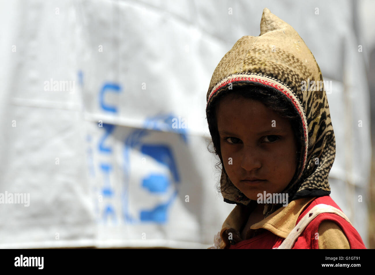 Sanaa, Yemen. 14th May, 2016. A Yemeni internally displaced girl looks on as she stands outside her makeshift shelter at a camp on the outskirts of Amran province, Yemen, on May 14, 2016. The ongoing conflict in Yemen has forcibly displaced more than 2.4 million people in Yemen. © Hani Ali/Xinhua/Alamy Live News Stock Photo