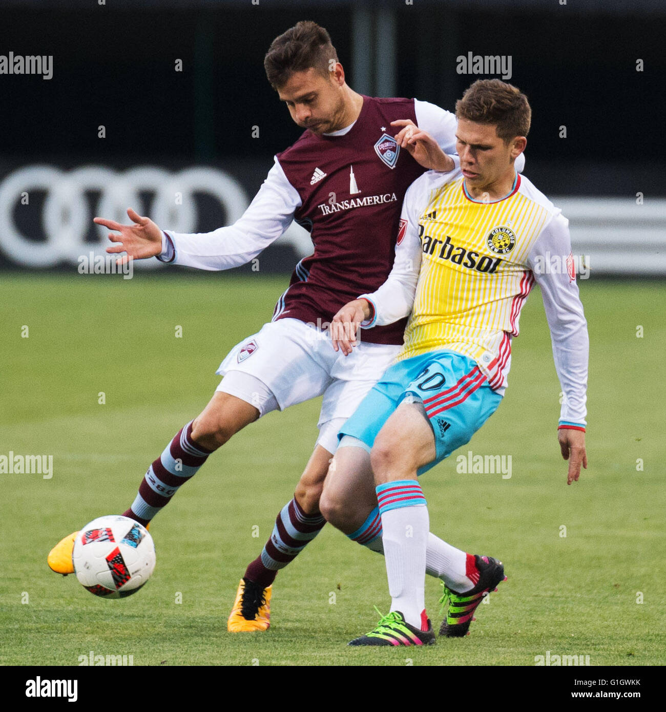 Columbus, Ohio, USA. May 14, 2016. Columbus Crew SC midfielder Wil Trapp (right) and Colorado Rapids forward Luis Solignac (21) fight for the ball in their regular season match. Columbus, Ohio USA. (Brent Clark/Alamy Live News) Stock Photo