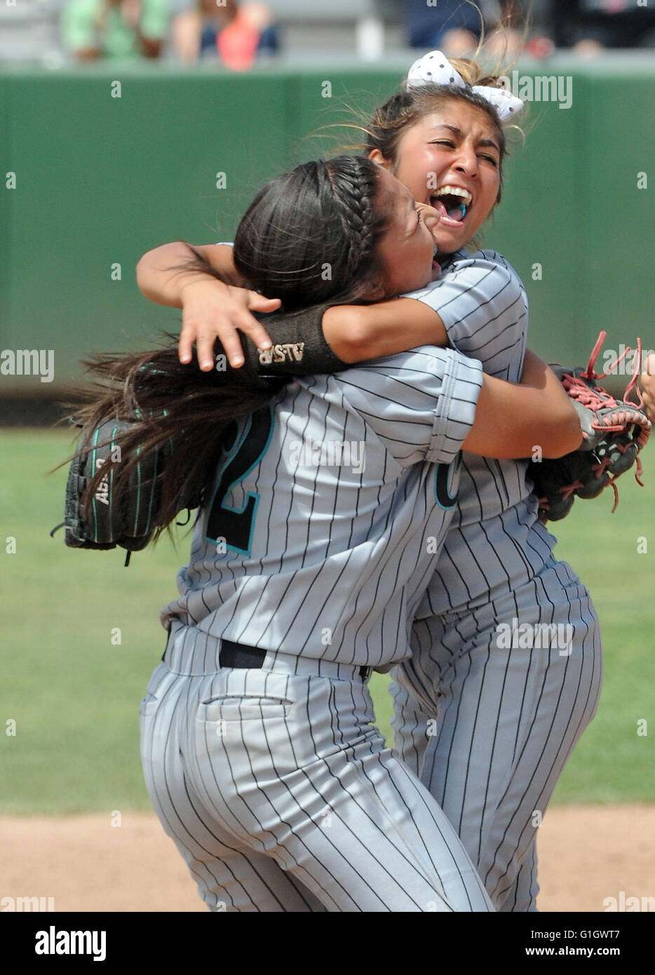 Albuquerque, NM, USA. 14th May, 2016. left to right O''“ate's #2 Alyssa Reyes and pitcher #1 Sierra Gonzalez celebrate their win over Cleveland for the 6A Girls Softball Championship. Saturday, May 14, 2016. © Jim Thompson/Albuquerque Journal/ZUMA Wire/Alamy Live News Stock Photo