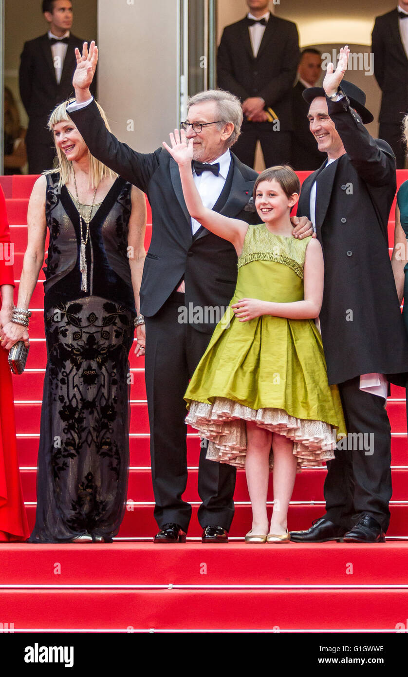 STEVEN SPIELBERG, KATE CAPSHAW, RUBY BARNHILL, MARK RYLANCE  ACTORS AND DIRECTOR  THE BFG. PREMIERE 69TH CANNES FILM FESTIVAL  CANNES, , FRANCE  15 May 2016  DIW89324 Stock Photo