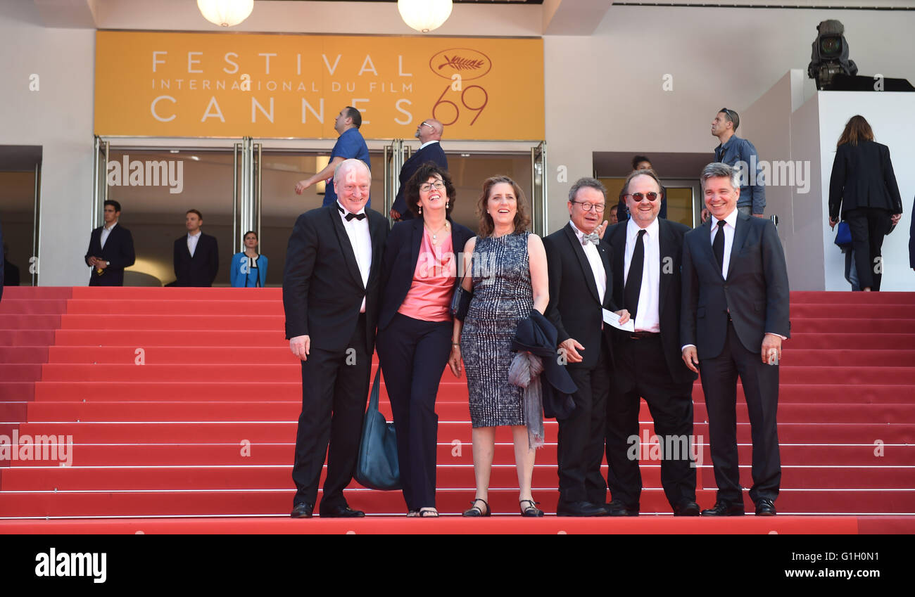 Peter Dinges (l-r), Maria Köpf, Petra Müller, Klaus Schaefer, Christoph Ott and Alexander Thies arrive for the screening of 'Toni Erdmann' (German) at the 69th annual Cannes Film Festival in Cannes, France, 14 May 2016. Photo: Felix Hoerhager/dpa - NO WIRE SERVICE - Stock Photo
