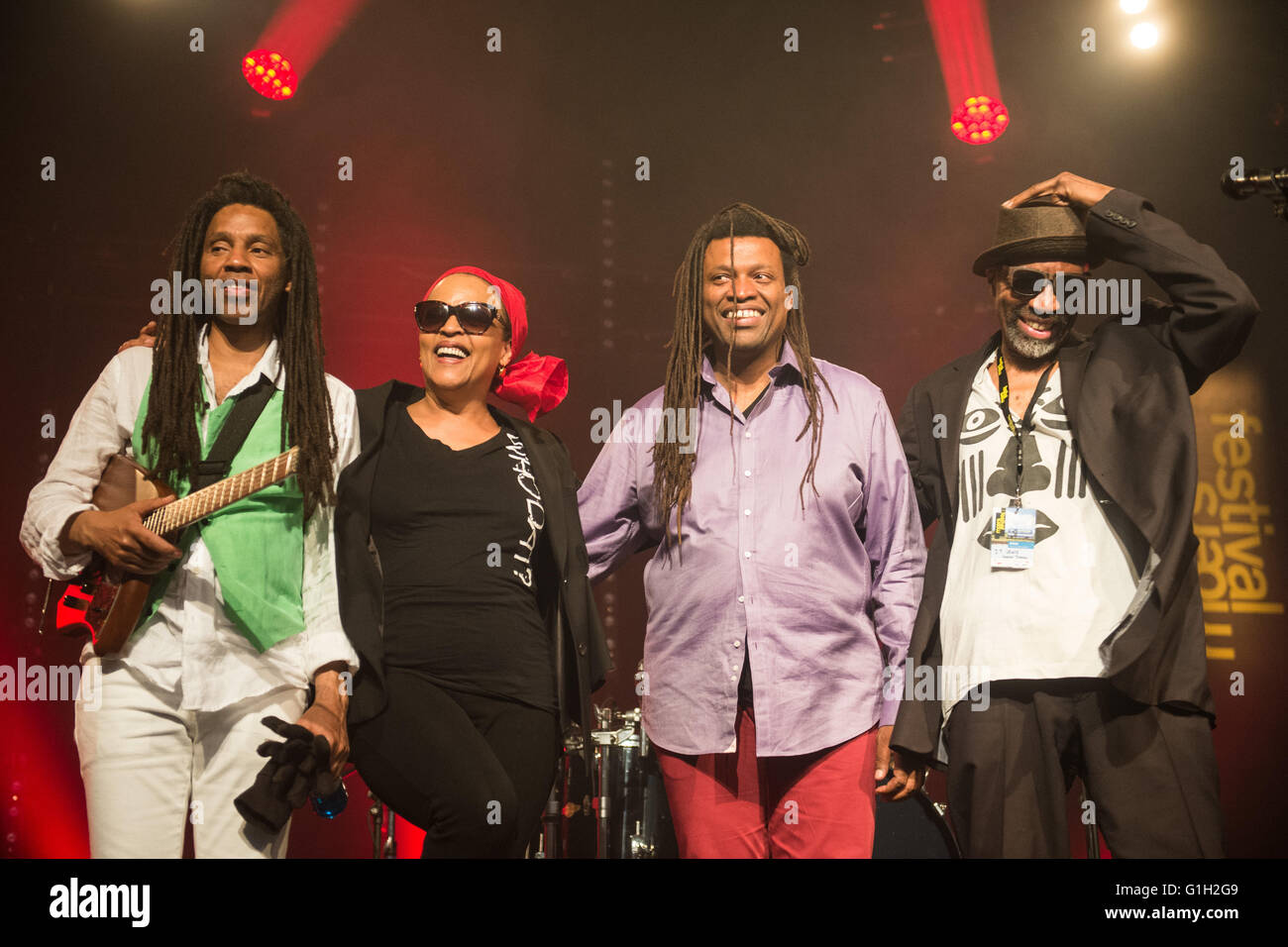 Moers, Germany. 14th May, 2016. American singer and guitarist Cassandra Wilson stands on stage with the band Harriet Tubman (Brandon Ross, Melvin Gibbs, J.T. Lewis, L-R) at the Moers Festival in Moers, Germany, 14 May 2016. The long-standing festival for improvised music continues until Pentecost Monday. Photo: BERND THISSEN/dpa/Alamy Live News Stock Photo