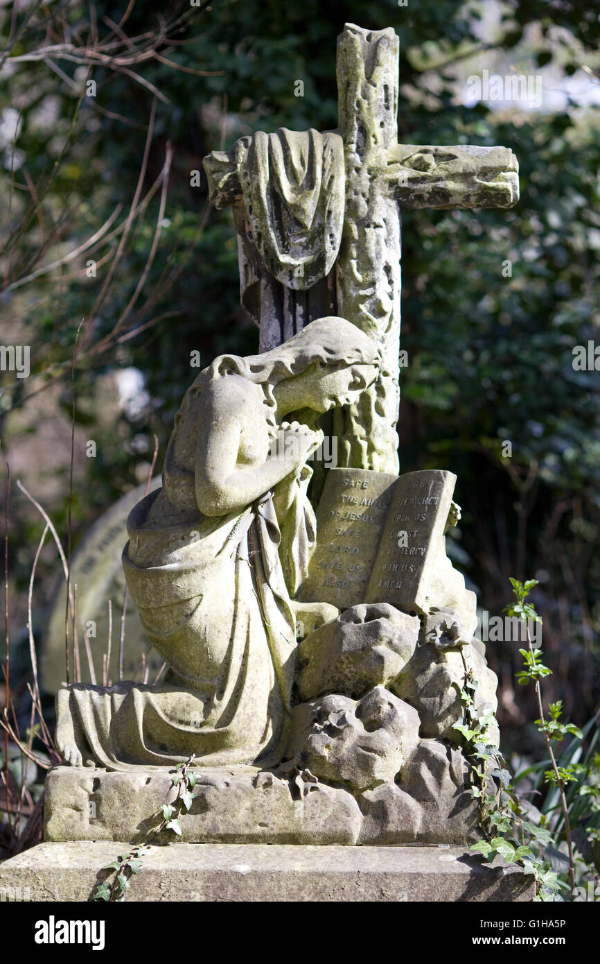 decorative statues, Tombs and gravestones in a cemetery Stock Photo Alamy