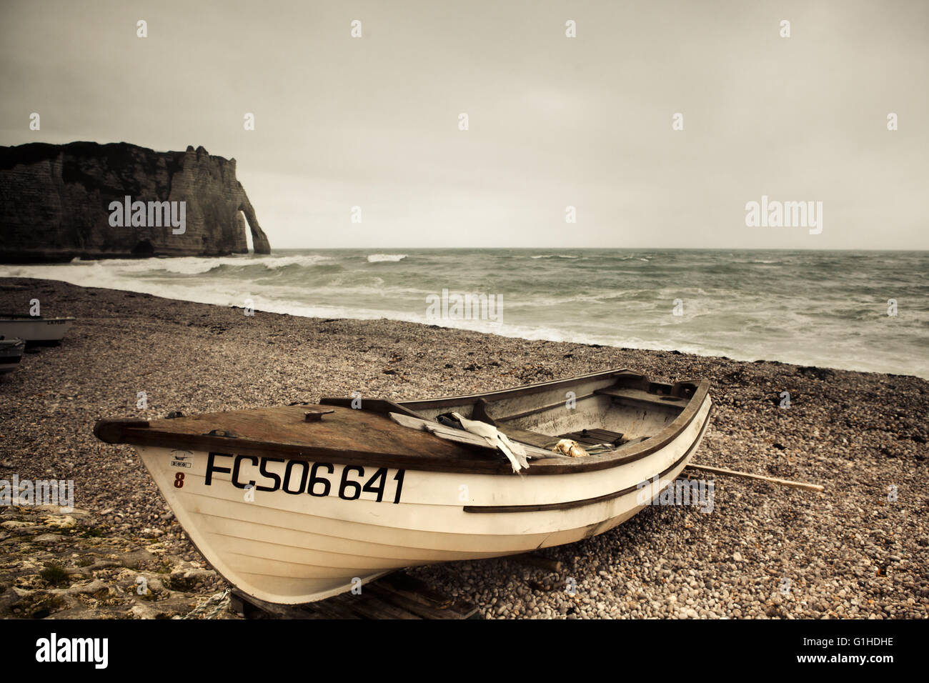 Boats on beach etretat normandy hi-res stock photography and images - Alamy