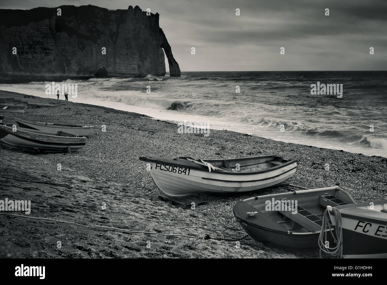 Boats on beach etretat normandy hi-res stock photography and images - Alamy