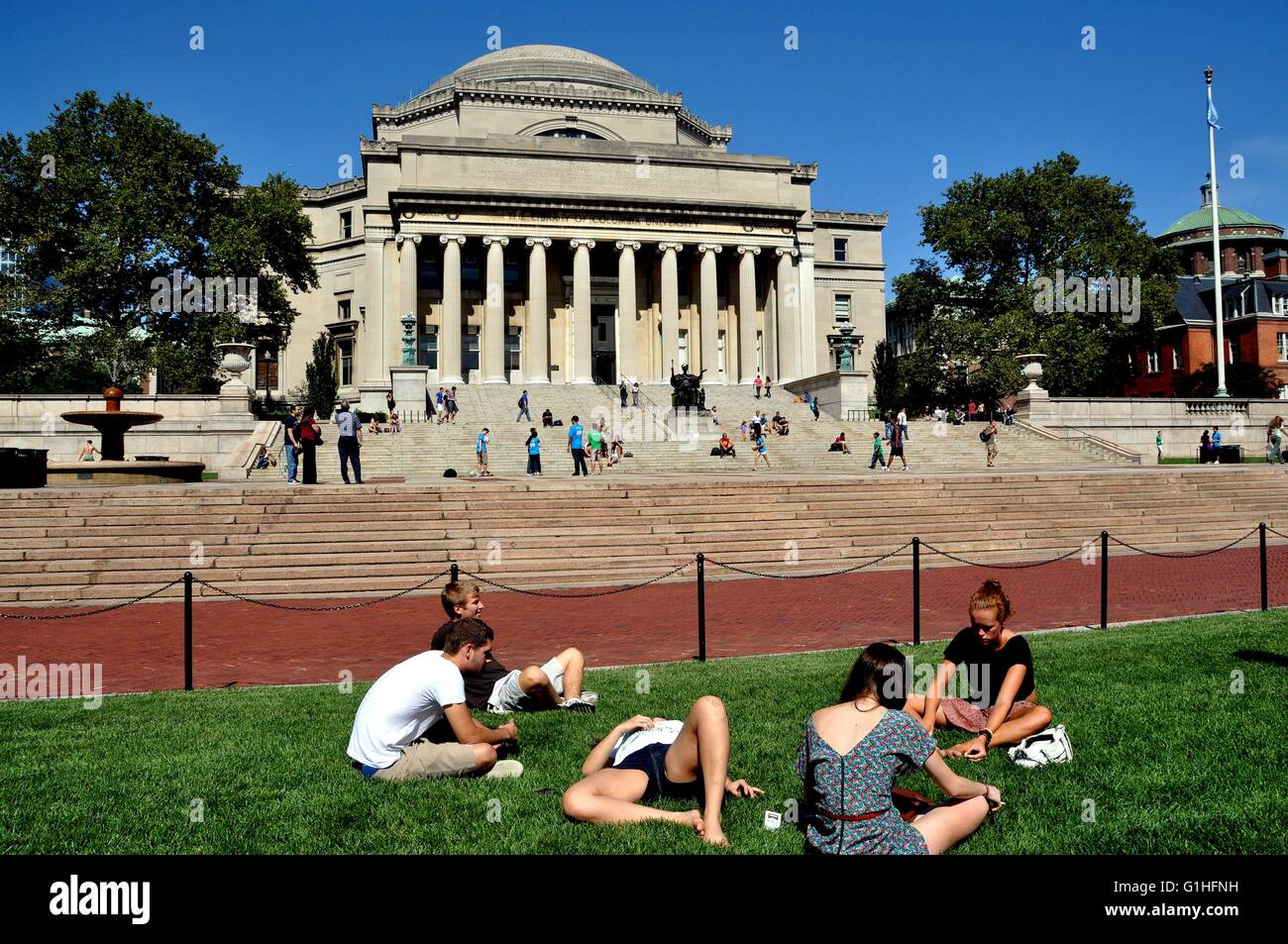 New York City:  Students lounging on the lawn in front of the Library of Columbia University Stock Photo