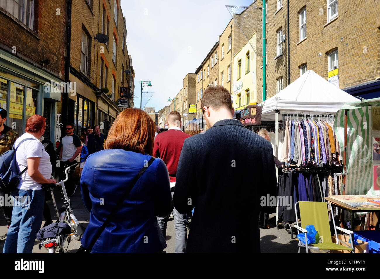 Man looking woman behind hi-res stock photography and images - Alamy