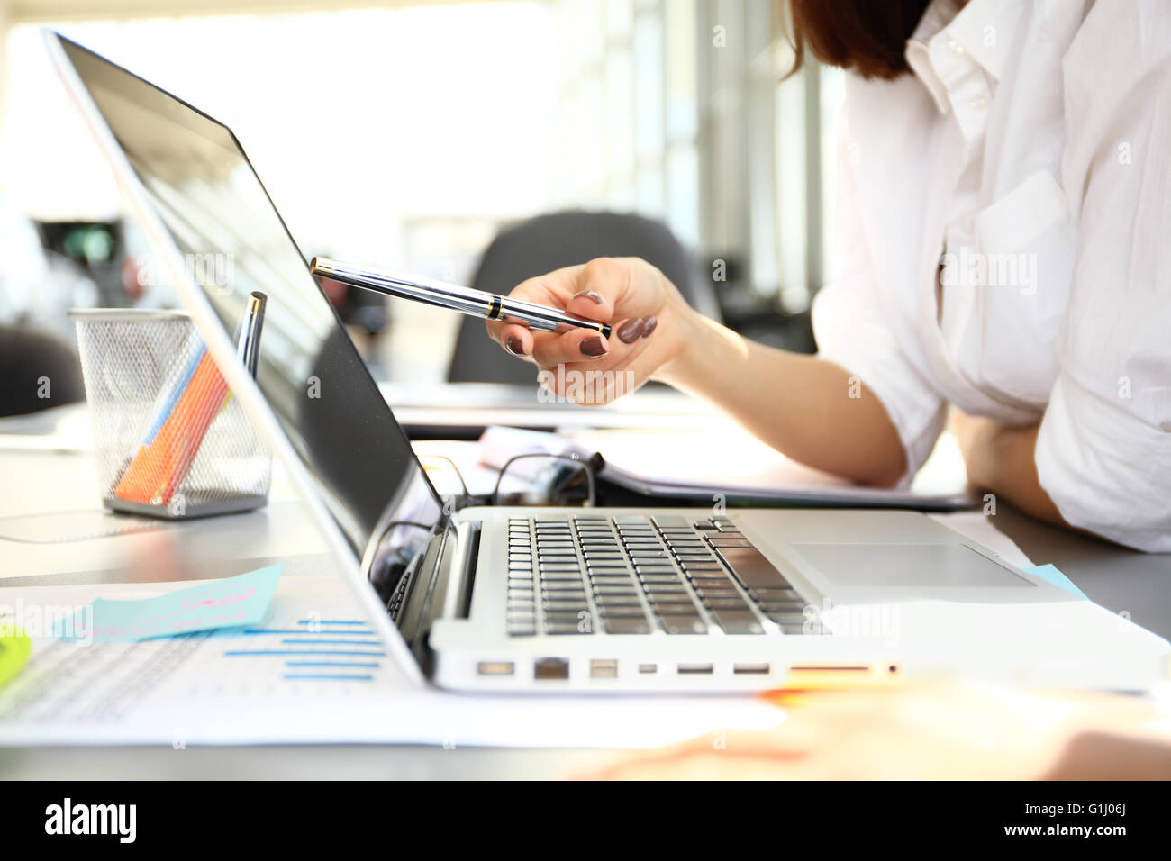 самозанятые фотосток. самозанятый оформляет работодатель. сотрудники на работе. вебинар по налогам. самозанятый оформляет работодатель.