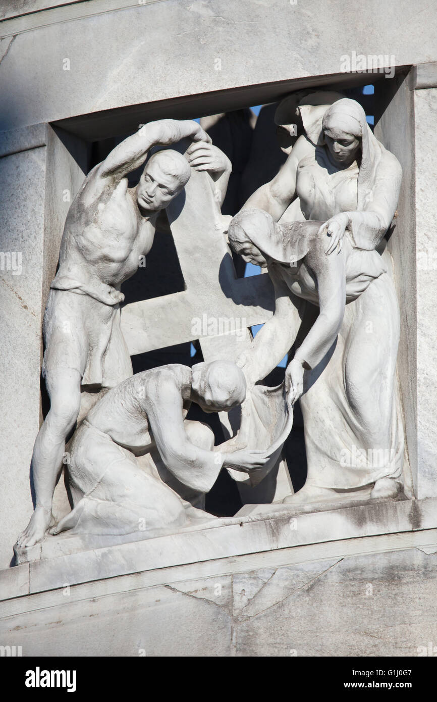 Saint Veronica wipes the face of Jesus with the veil. Marble statue by sculptor Giannino Castiglioni (1936). Detail of the memorial to Italian textile industrialist Antonio Bernocchi designed by architect Alessandro Minali at the Monumental Cemetery (Cimitero Monumentale di Milano) in Milan, Lombardy, Italy. Stock Photo