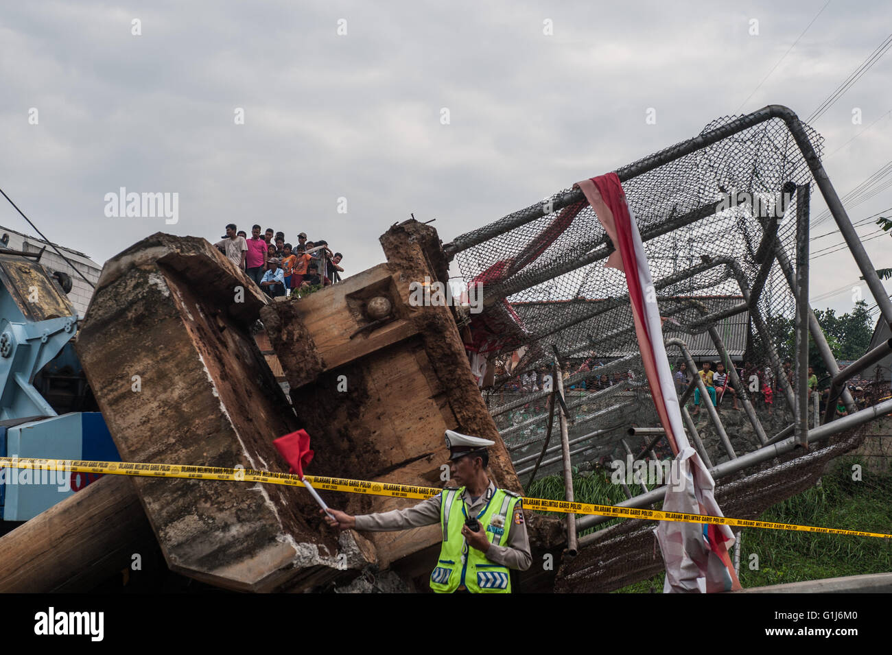 Jakarta, Indonesia. 16th May, 2016. A policeman manages the traffic on