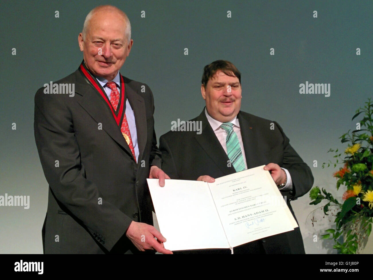 Norimberk, Germany. 14th May, 2016. Hans-Adam II, Prince of Liechtenstein, left, receives the highest award from Sudeten German Homeland Association (SL), the European Charles IV Prize, from hands of SL chairman Bernd Posselt, right, at the Sudeten German congress in Nuremberg, Germany, May 14, 2016. © Jakub Strihavka/CTK Photo/Alamy Live News Stock Photo