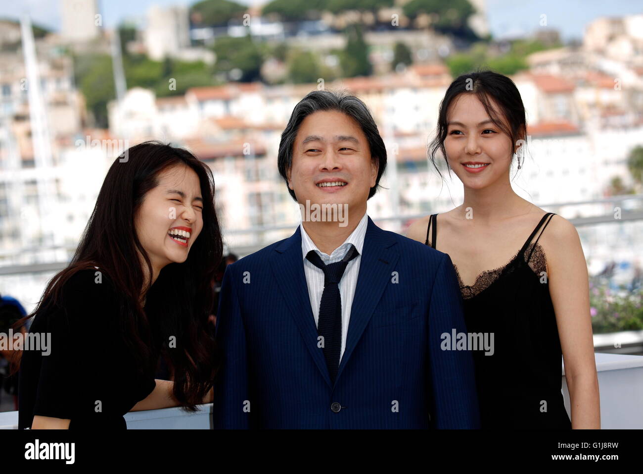 Actresses Kim Tae-Ri (r), Kim Min-Hee (r) and director Park Chan-Wook attend the photocall of 'The Handmaiden (Mademoiselle)' during the 69th Annual Cannes Film Festival at Palais des Festivals in Cannes, France, on 14 May 2016. Photo: Hubert Boesl Stock Photo