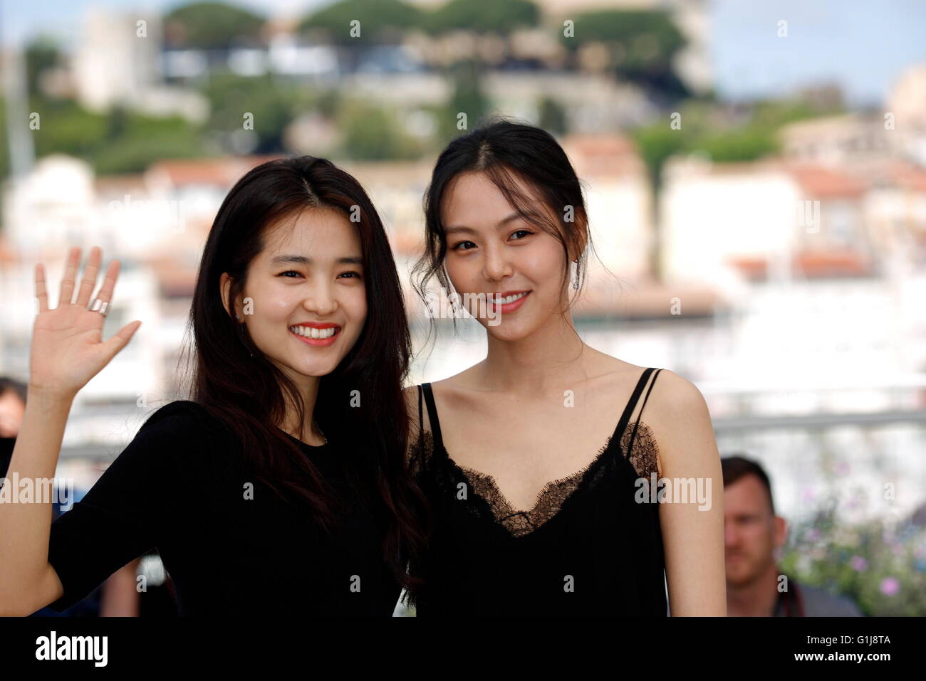 Actress Kim Tae-Ri (l) and Kim Min-Hee attend the photocall of 'The Handmaiden (Mademoiselle)' during the 69th Annual Cannes Film Festival at Palais des Festivals in Cannes, France, on 14 May 2016. Photo: Hubert Boesl Stock Photo