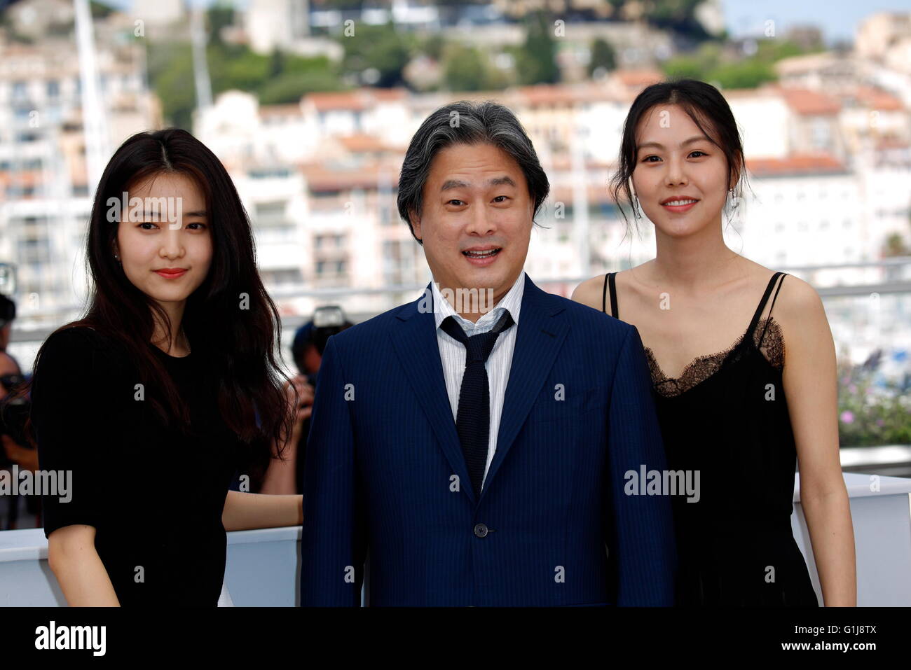 Actresses Kim Tae-Ri (r), Kim Min-Hee (r) and director Park Chan-Wook attend the photocall of 'The Handmaiden (Mademoiselle)' during the 69th Annual Cannes Film Festival at Palais des Festivals in Cannes, France, on 14 May 2016. Photo: Hubert Boesl Stock Photo