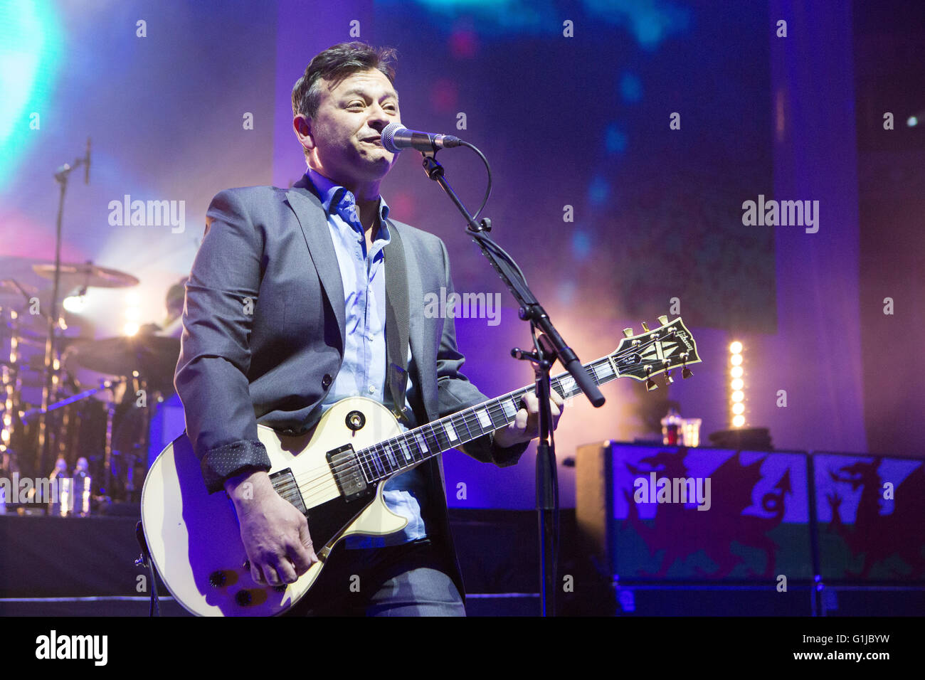 Royal Albert Hall, Kensington, London, UK, 16th May 2016, Manic Street Preachers at the Royal Albert Hall, London, James Dean Bradfield of Manic Street Preachers, Manic Street Preachers on their 'Everything Must Go' tour, London. Credit:  Richard Soans/Alamy Live News Stock Photo