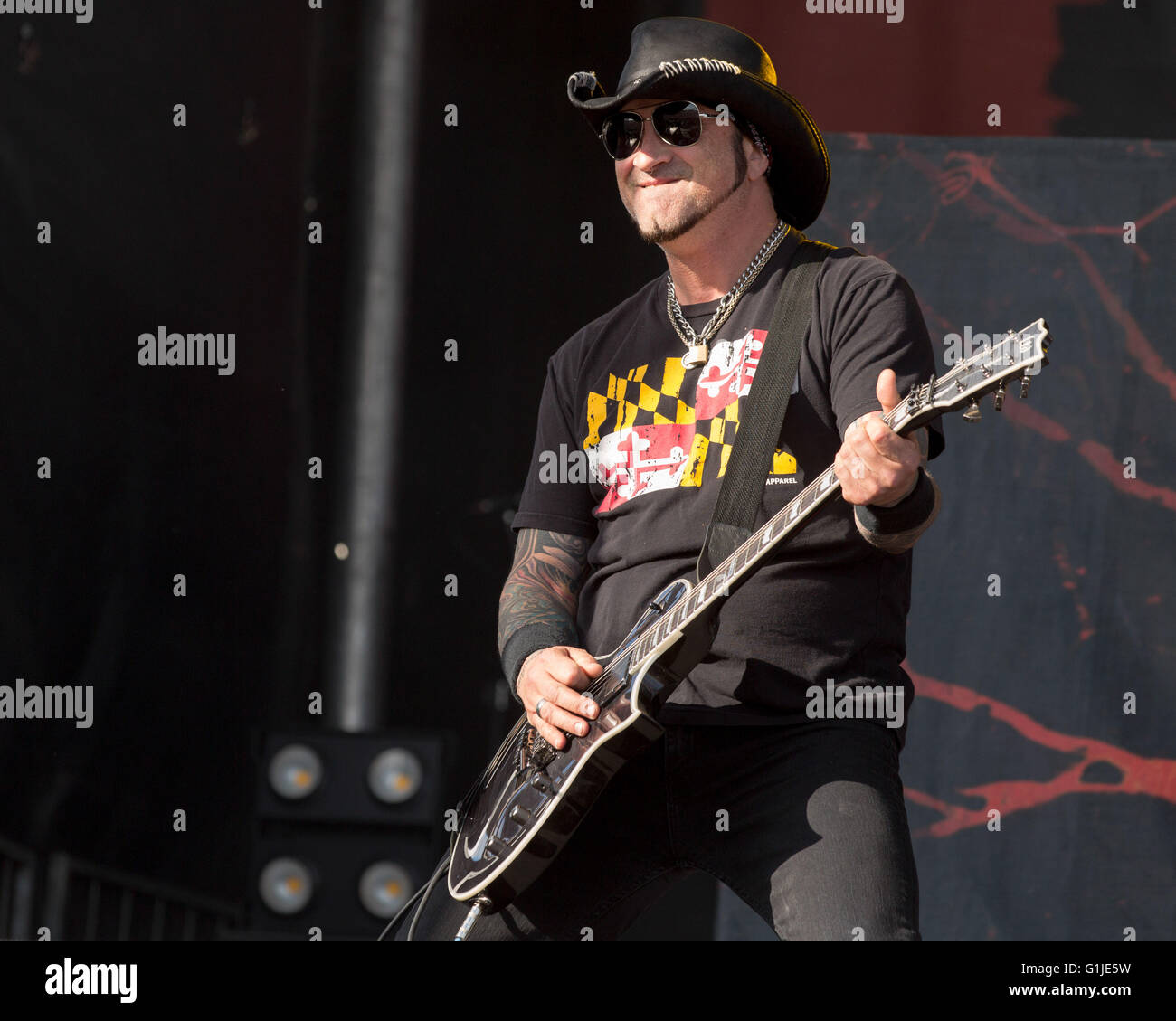 Somerset, Wisconsin, USA. 15th May, 2016. Guitarist TOM MAXWELL of Hellyeah  performs live at Somerset Amphitheater