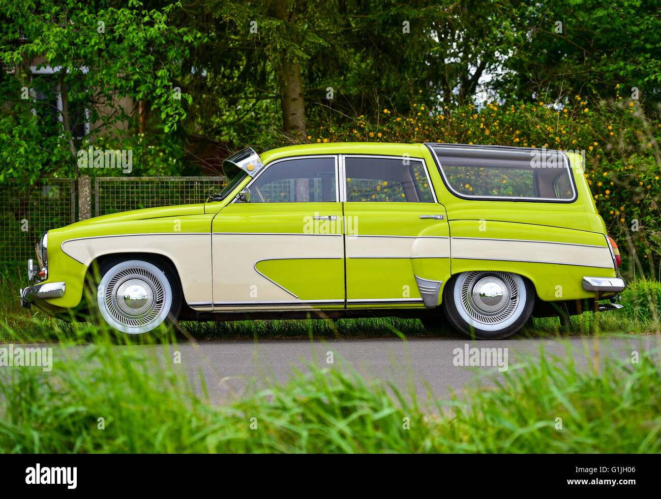 Wilhelmsaue, Germany. 16th May, 2016. A Wartburg 311 car from 1961 pictured in Wilhelmsaue, Germany, 16 May 2016. The Wartburg 311 was manufacturered by the former Eisenach car manufacturing plant of the German Democratic Republic (GDR) from 1955 to 1965. Photo: PATRICK PLEUL/dpa/Alamy Live News Stock Photo