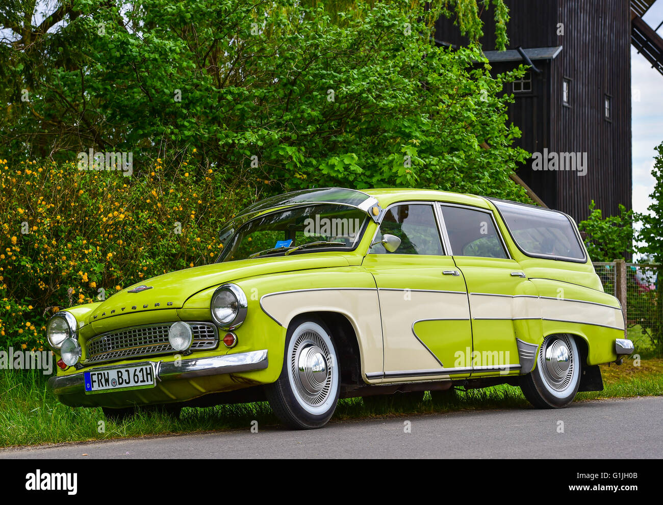 Wilhelmsaue, Germany. 16th May, 2016. A Wartburg 311 car from 1961 pictured in Wilhelmsaue, Germany, 16 May 2016. The Wartburg 311 was manufacturered by the former Eisenach car manufacturing plant of the German Democratic Republic (GDR) from 1955 to 1965. Photo: PATRICK PLEUL/dpa/Alamy Live News Stock Photo