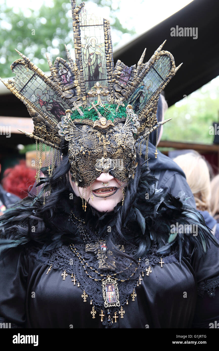 Lady in black outfit with ornate head-dress at the Goth Festival (Gotik-Wave-Treffen) Leipzig, Germany, 13th - 15th May 2016 Stock Photo
