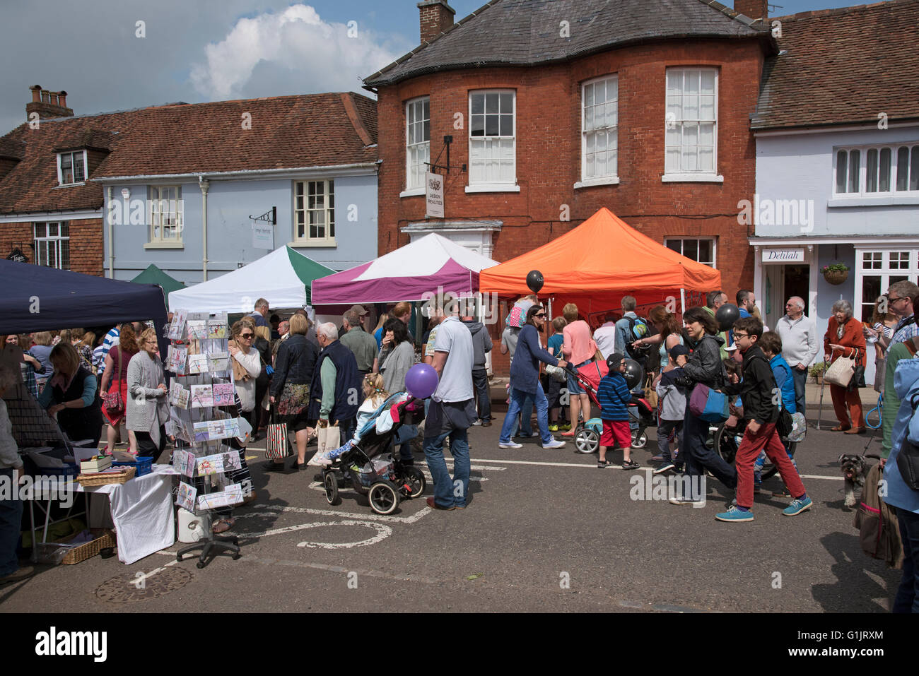 A busy town centre market day scene. Alresford Hampshire England UK ...