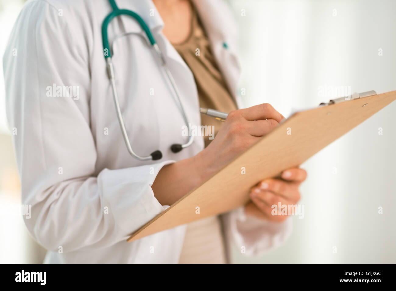 Female doctor writing hi-res stock photography and images - Alamy