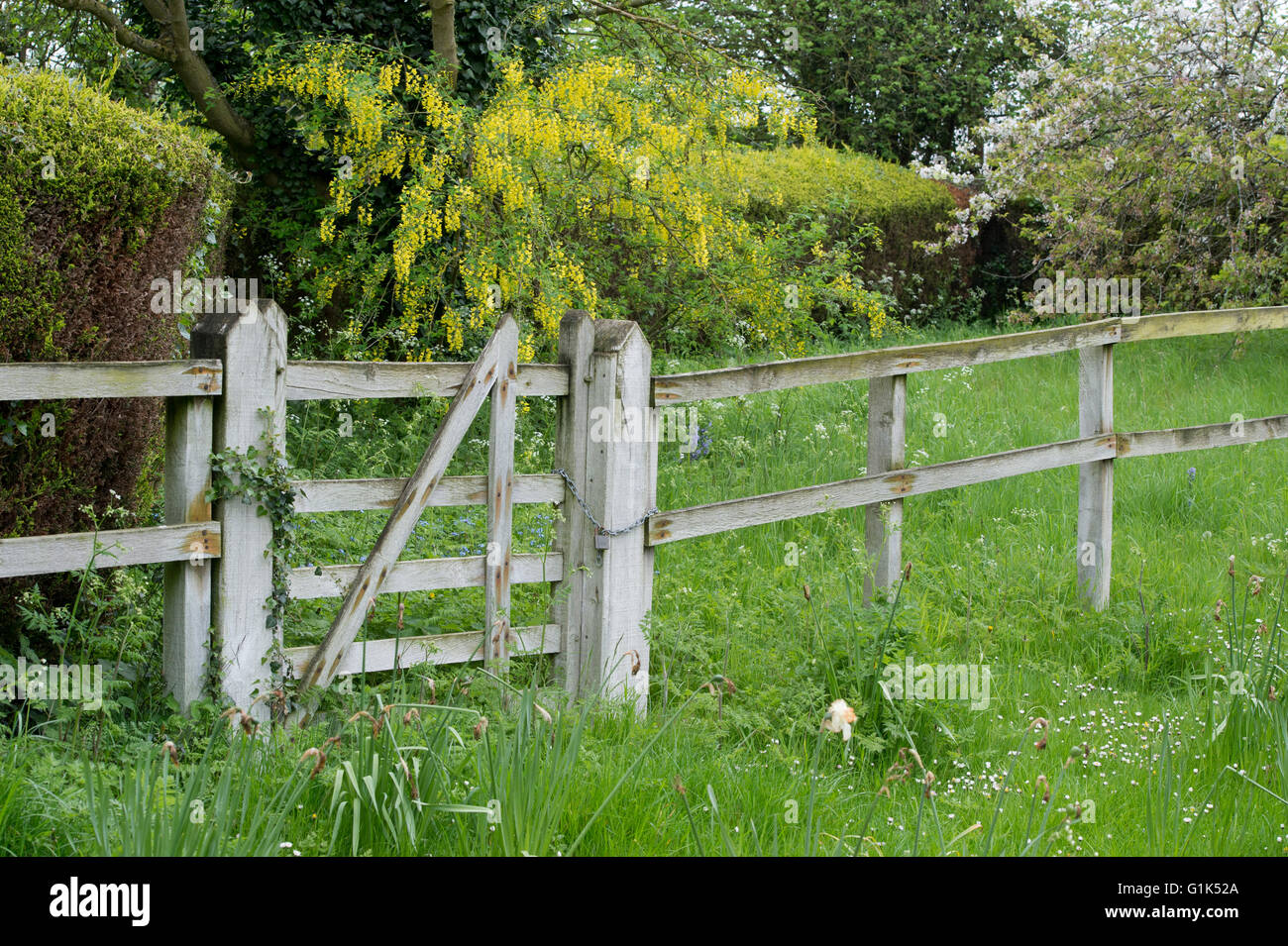 Wooden gate and fence hi-res stock photography and images - Alamy