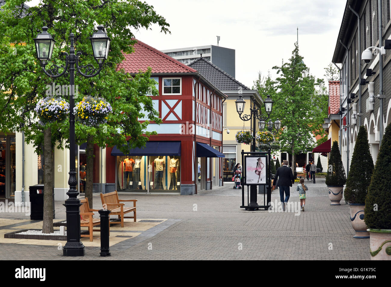 Outlet center hi-res stock photography and images - Alamy
