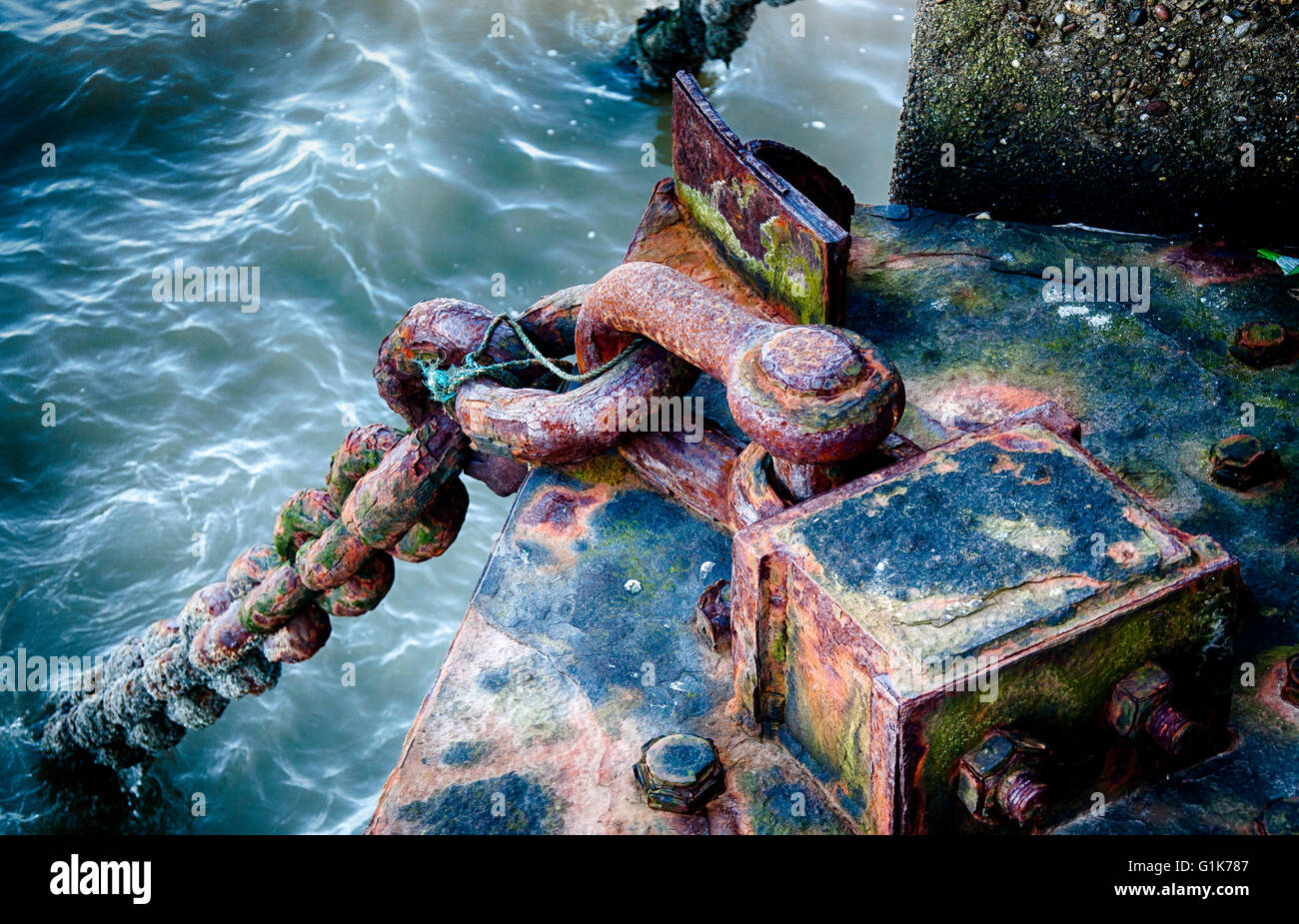 Dock mooring post at the docks. Rusted chain anchor Stock Photo Alamy