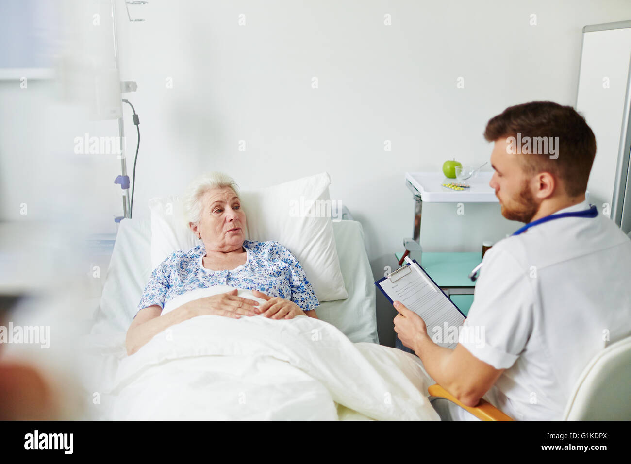 Old man hospital bed doctor hi-res stock photography and images - Alamy