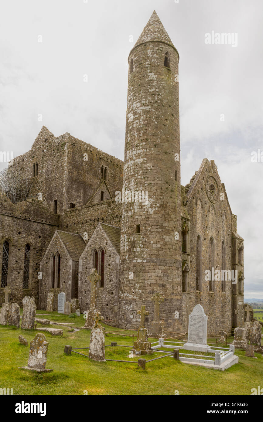 The Round tower (28 meters, or 90 feet), dating from c.1100 at the Rock of  Cashel, Cashel, Co. Tipperary, Republic of Ireland Stock Photo - Alamy